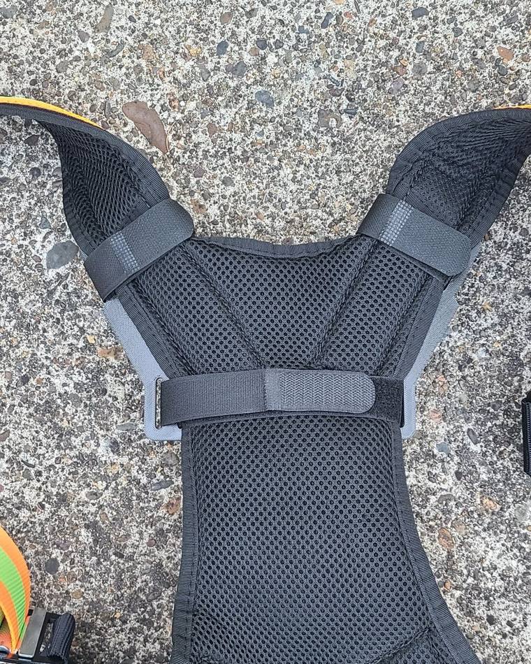 Center retention strap wrapped around the padded back panel